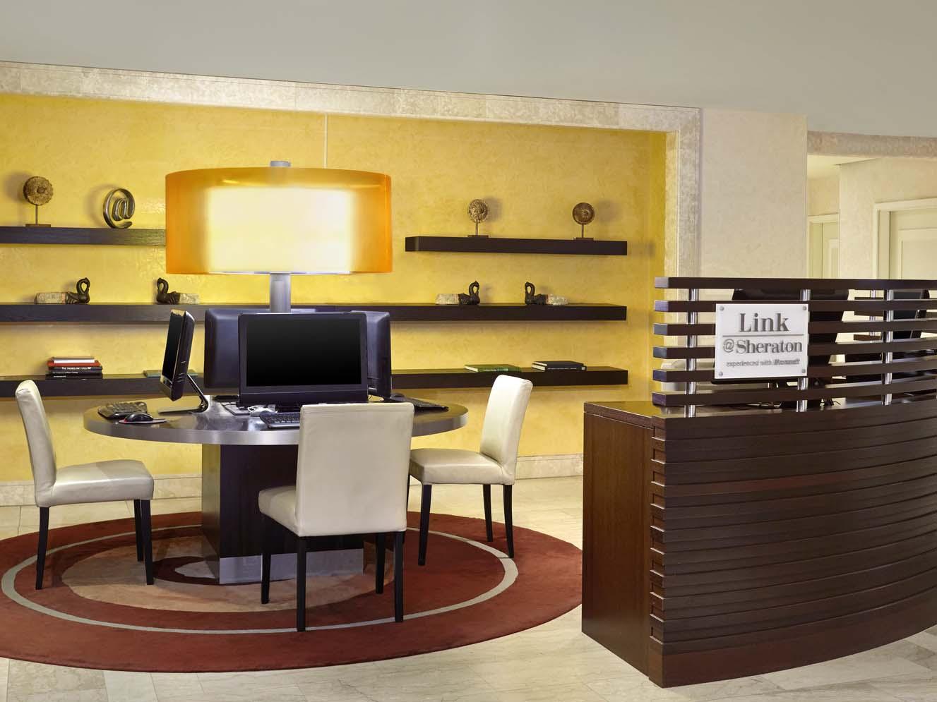 Sheraton Stockholm Hotel Esterno foto A typical business center at a hotel