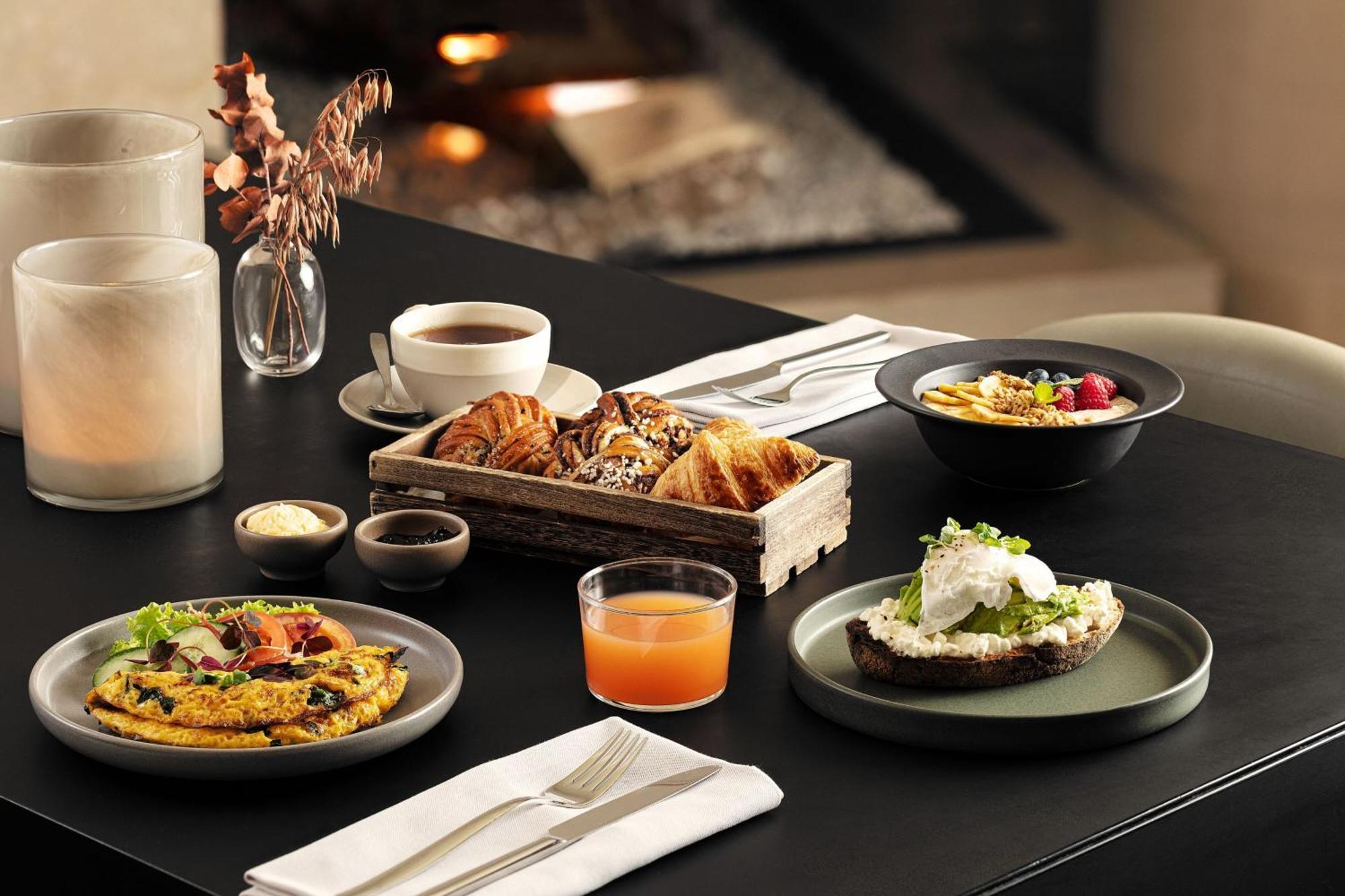 Sheraton Stockholm Hotel Esterno foto Breakfast at the hotel