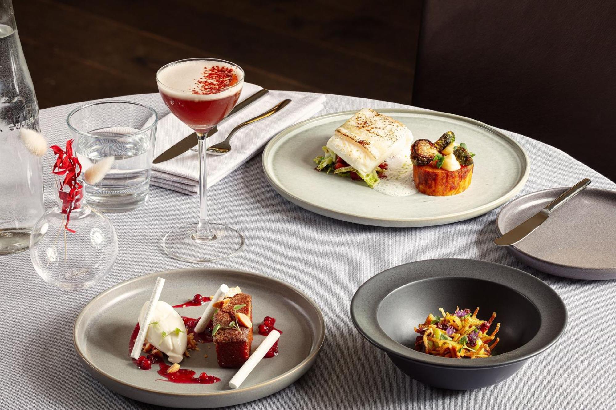 Sheraton Stockholm Hotel Esterno foto Dishes at the restaurant