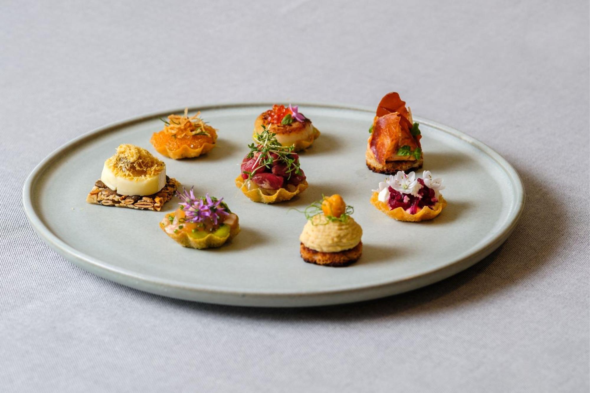 Sheraton Stockholm Hotel Esterno foto A selection of canapés