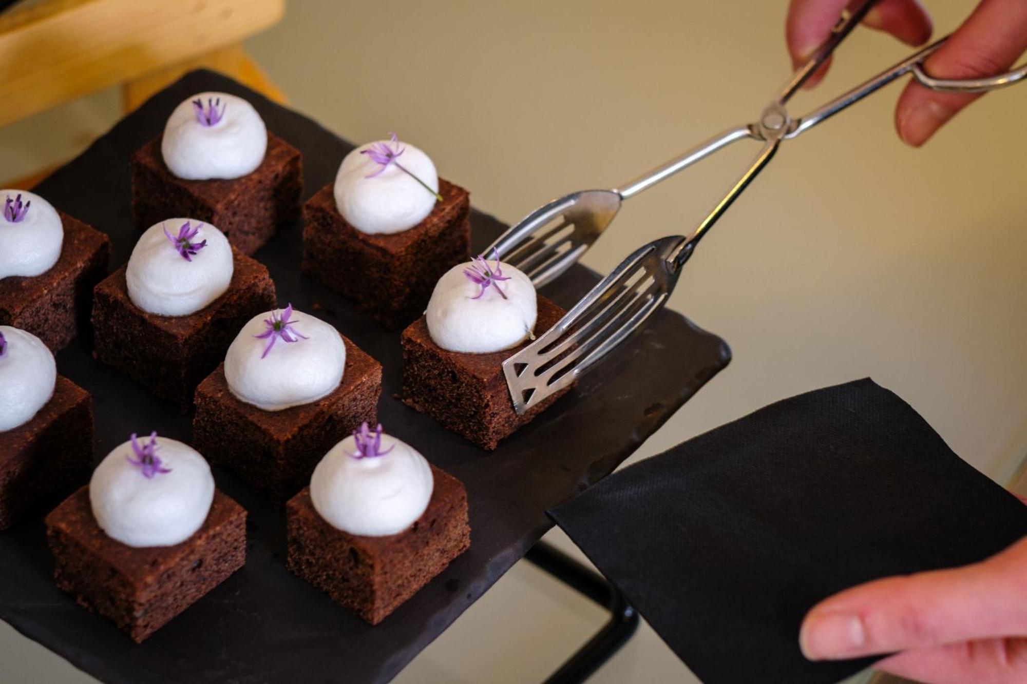 Sheraton Stockholm Hotel Esterno foto A pastry tong in use