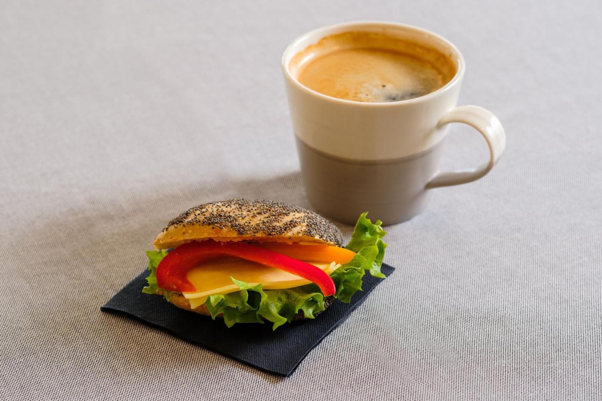 Sheraton Stockholm Hotel Esterno foto A coffee and a sandwich