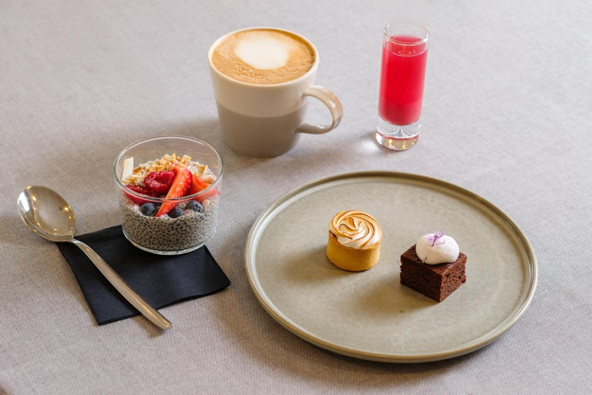 Sheraton Stockholm Hotel Esterno foto A selection of desserts