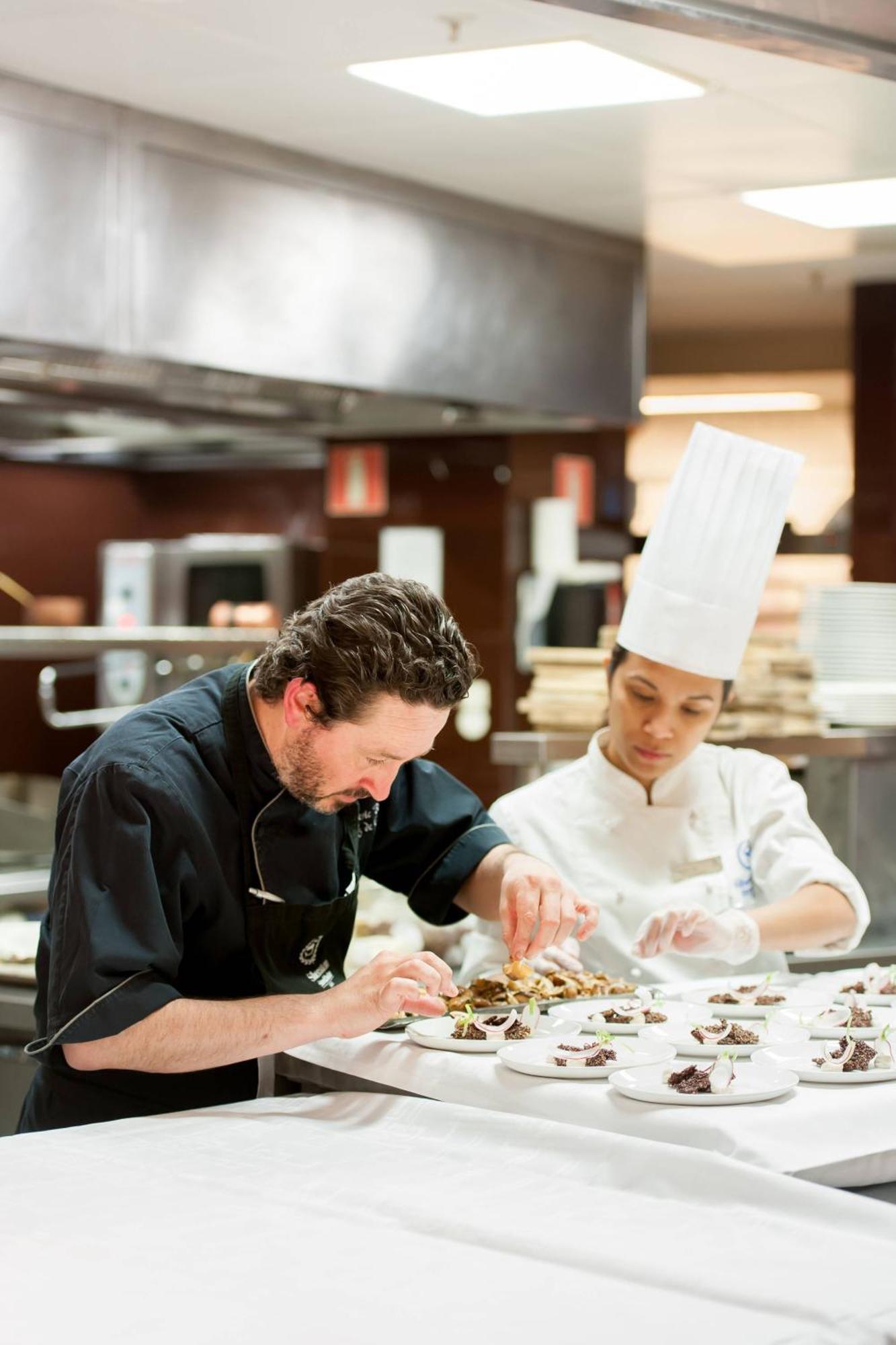 Sheraton Stockholm Hotel Esterno foto Chef preparing a meal