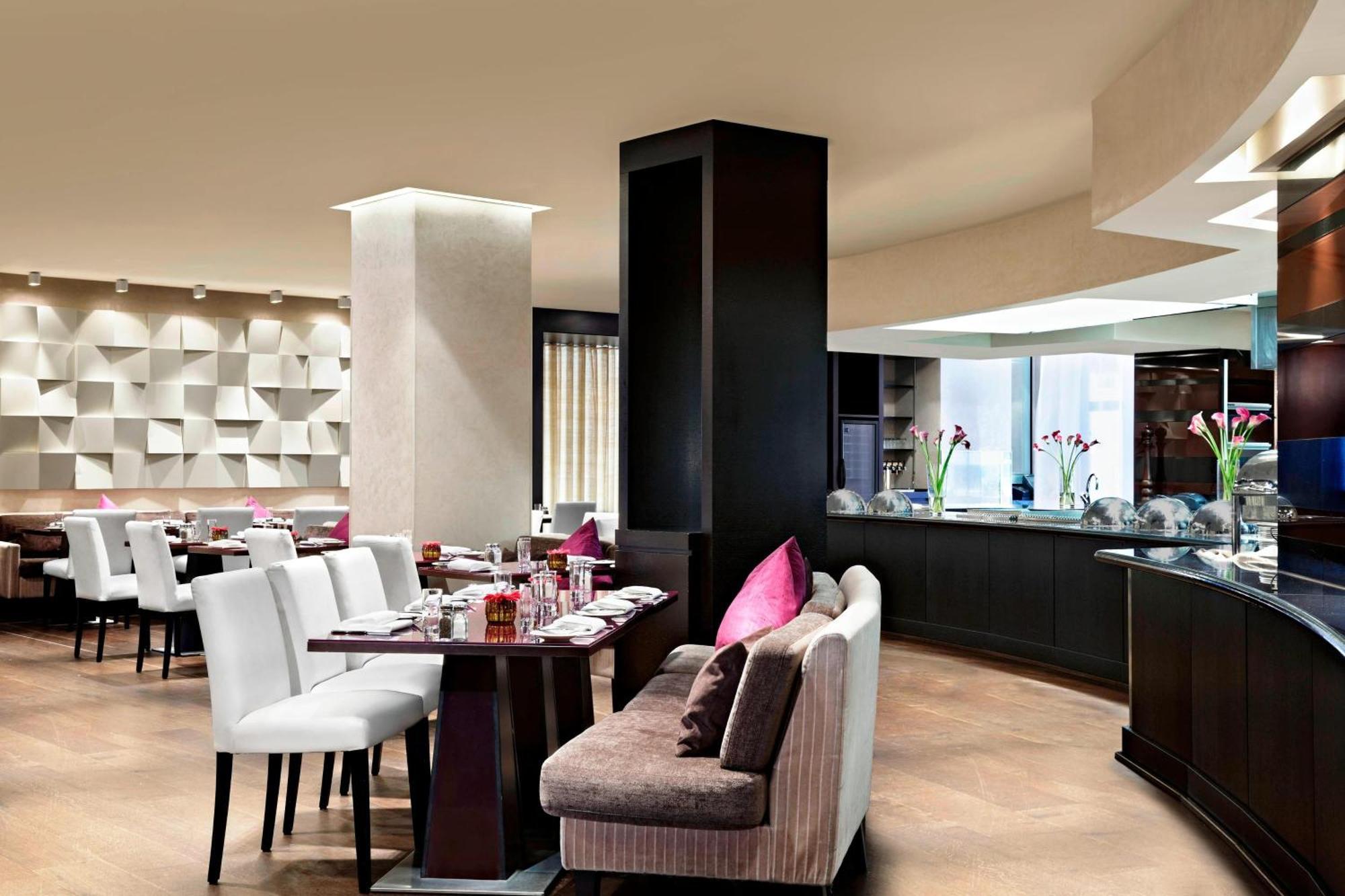 Sheraton Stockholm Hotel Esterno foto The restaurant