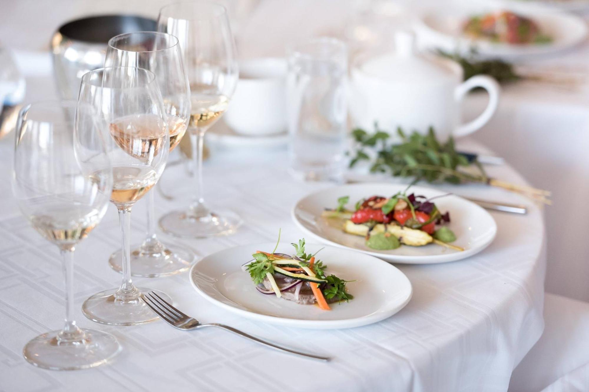 Sheraton Stockholm Hotel Esterno foto A table set for a wine tasting