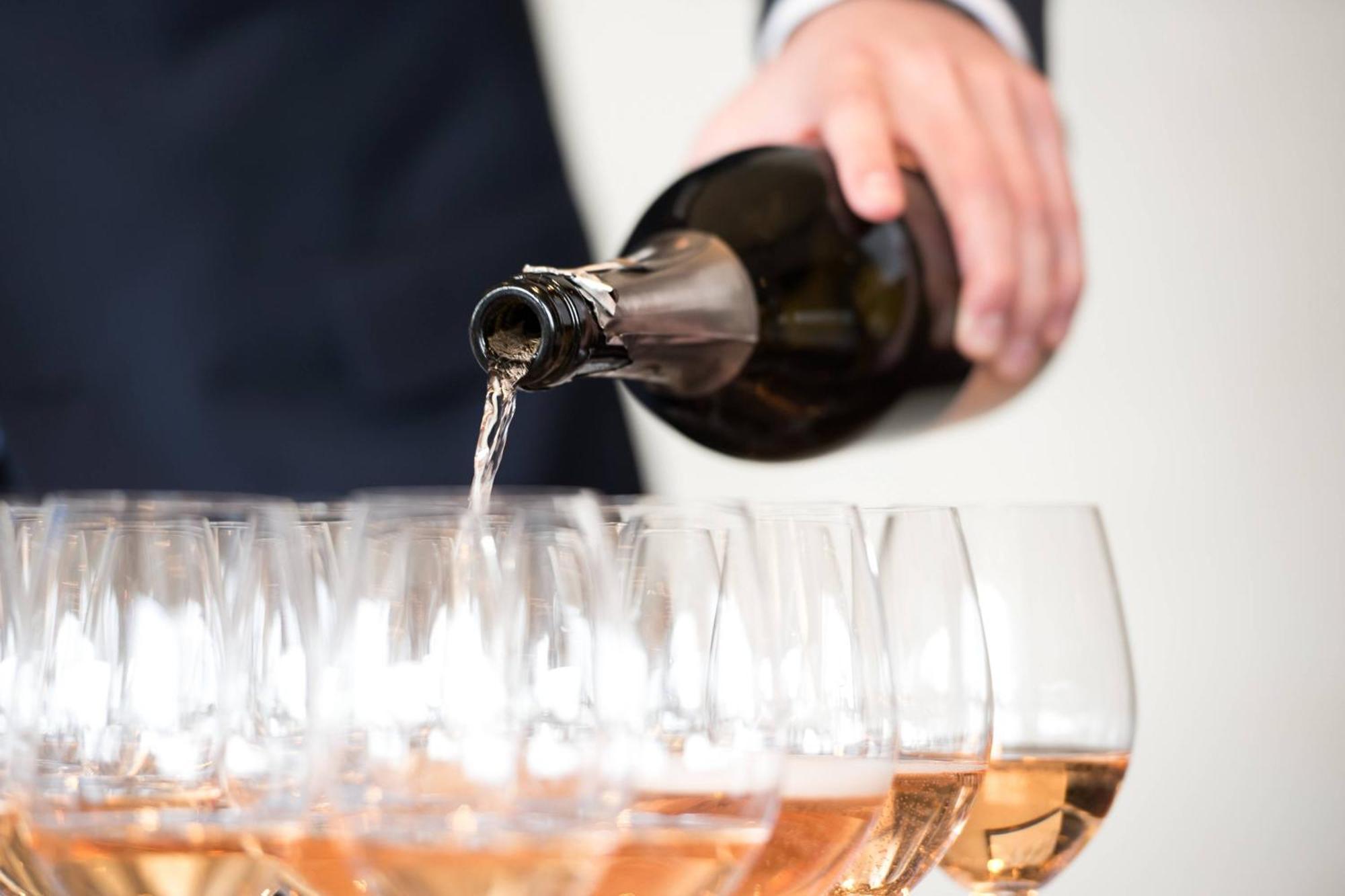 Sheraton Stockholm Hotel Esterno foto Champagne being poured