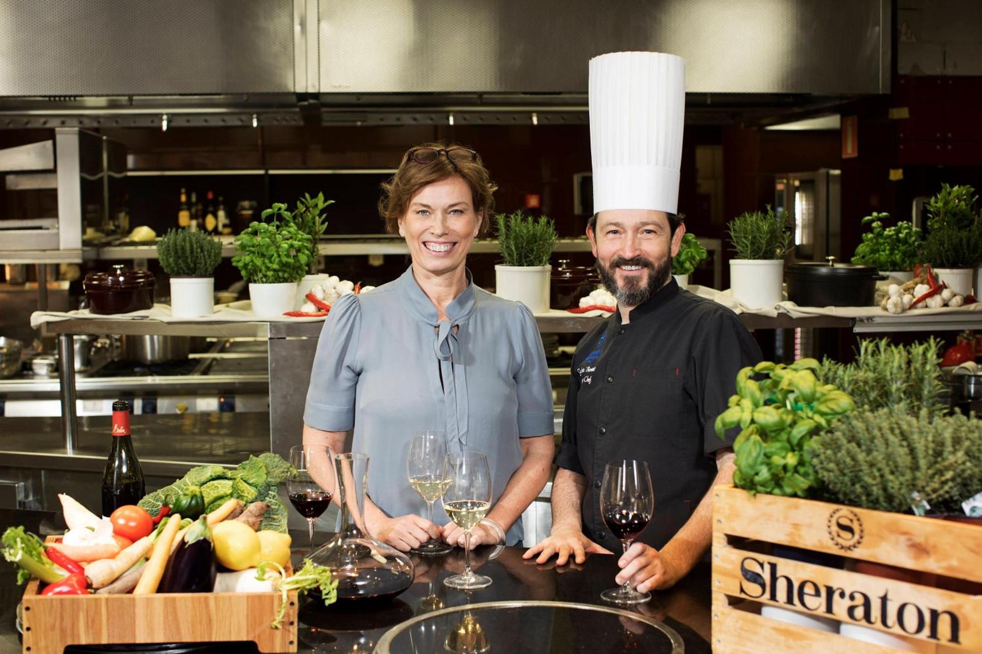 Sheraton Stockholm Hotel Esterno foto The hosts of the show, Maria de Abreu and Nuno Markl